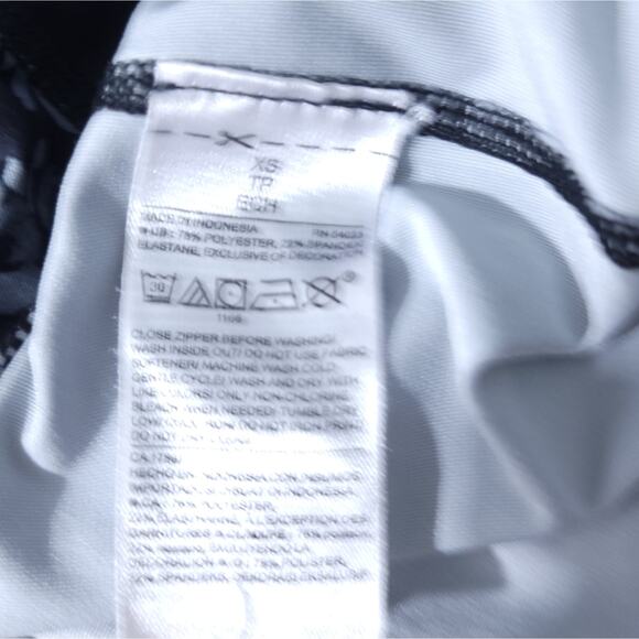 Old Navy Active Capri Leggings XS Xsmall Black Gray Floral Yoga Athletic Pants - Picture 6 of 6